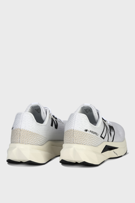 Кроссовки мужские New Balance FuelCell Propel V5 <span>MFCPRCW5</span>